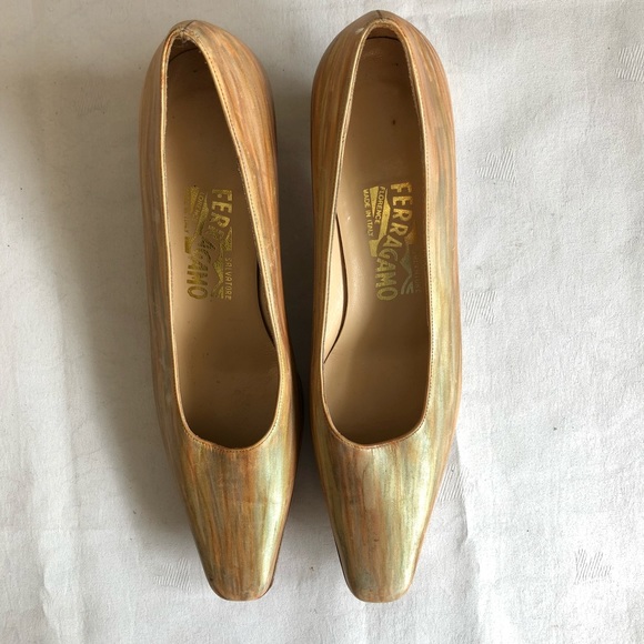 Salvatore Ferragamo Heels 8.5AA GOLD LOGO HEEL GUC - Picture 2 of 7
